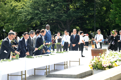 原爆死没者慰霊碑へ献花する会議参加者たち