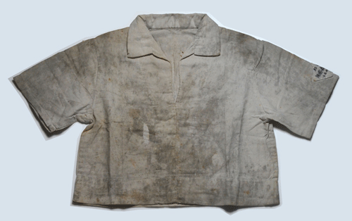 「黒い雨の染みが残る体操シャツ」（松宮豊子氏寄贈／広島平和記念資料館所蔵）