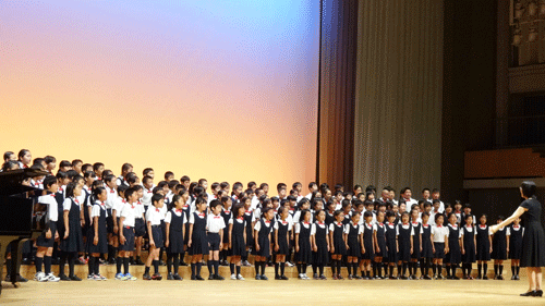 合唱する広島市立神崎小学校の生徒たち