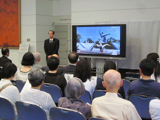 挨拶する小溝理事長