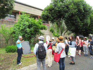 似島遺構巡りの様子
