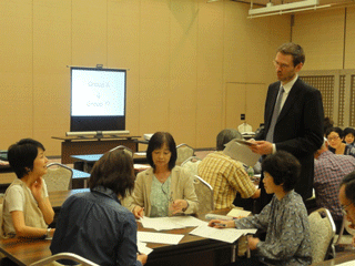 被爆の実相や、広島についての質疑応答を考える参加者にアドバイスをする講師のネビット氏