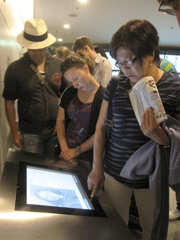 引率の友田教授のお母様の遺影を通し、被爆について身近に学ぶ