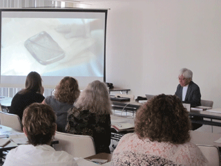 志賀館長が平和記念資料館の歴史等について講演