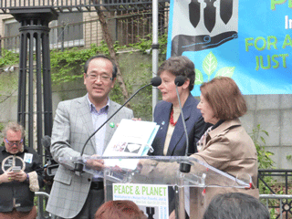 署名目録を手渡す松井一實・広島市長