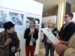 原爆展での被爆者の証言の様子