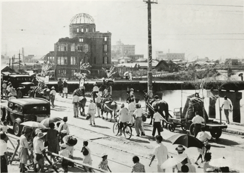 「平和の鐘、爆心地へ」（中国新聞社出版「被爆50年写真集 ヒロシマの記録」より）