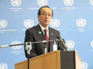 原爆展開設式典でスピーチする松井市長