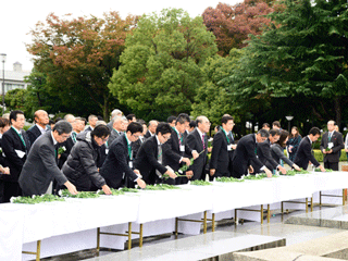慰霊碑参拝・献花を行う会議参加者