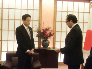 左から岸田外務大臣、松井広島市長