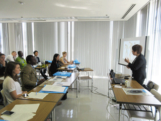 被爆体験証言を聴講するフェローズ一行