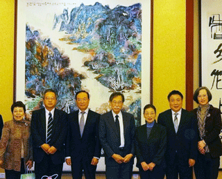 賀鈞（He Jun）副会長（左から3人目）ほか平縮会関係者と親交を深めた吉川団長（左から2人目）ら