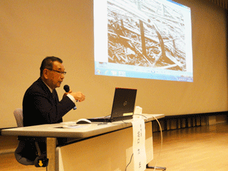 被爆樹木について説明する樹木医の堀口さん