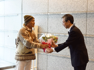 300万人目の入館者となった板倉和夫さん（左）