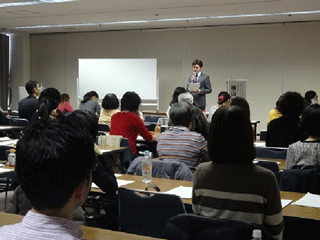 行政書士・横山講師の講義を受ける参加者