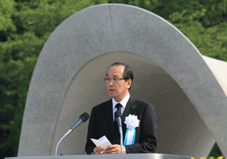 平和宣言を行う松井広島市長