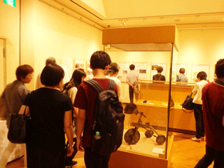 展示資料を見つめる人々（北広島市）