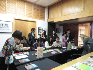 原爆展会場で折り鶴を折る来場者