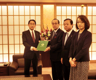 日本政府に対する要請文の提出（左から岸田外務大臣、松井広島市長、蕨佐倉市長、黒田長崎市東京事務所長）