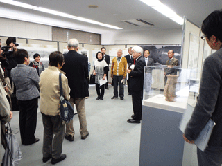 志賀館長による展示解説の様子
