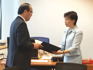 中満上級代表へ書簡を手渡す松井会長