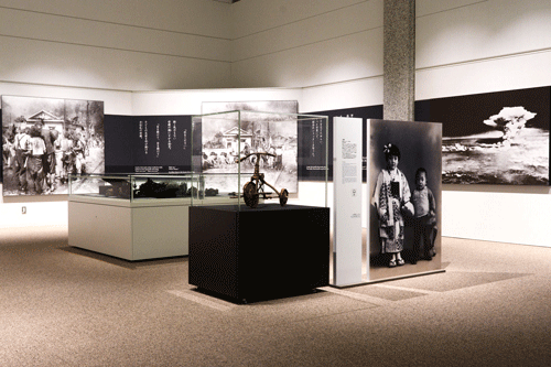 東館１階　｢１９４５年８月６日―原子爆弾による被害の概要｣　展示風景