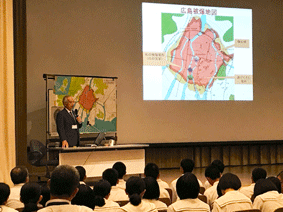 飯田さんの被爆体験講話の様子