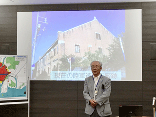 伝承講話を行う天崎さん