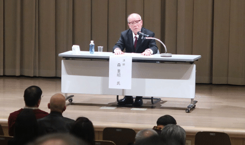講演を行う森重昭さん
