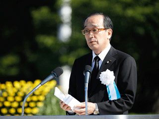 平和宣言を行う松井市長