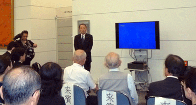 挨拶する城常務理事