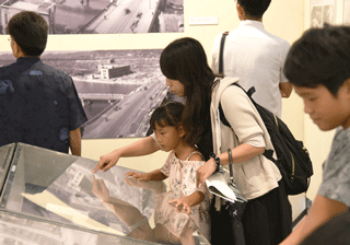 展示会来場者の様子（石垣市）