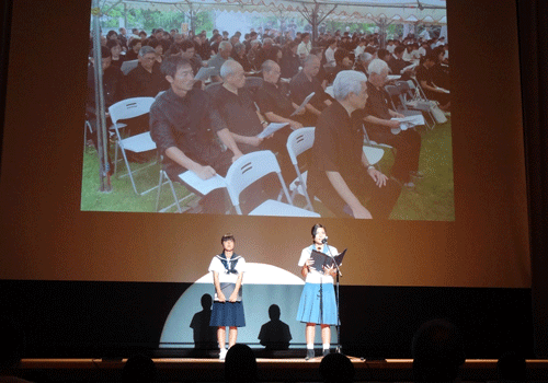 作文を朗読する沖縄県の石垣市平和大使