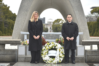 原爆死没者慰霊碑に献花したフィン事務局長（左）と川崎国際運営委員