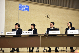 フィン事務局長から激励を受ける4人の若者