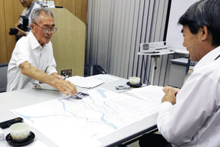 職員による被爆者の方への聞き取り風景