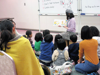 外国語のおはなし会の様子