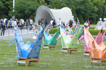 フラワーフェスティバルでのパレード後、平和公園の慰霊碑前に展示されたおりづるみこし（2018年5月4日）