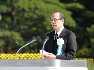 平和宣言を行う松井市長
