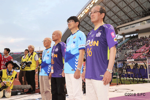試合開始前の平和祈念セレモニーに臨む広島・長崎市長、広島・長崎の被爆者