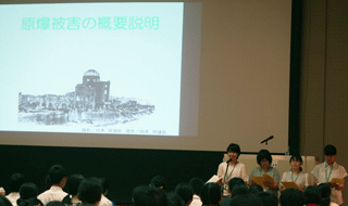 中・高校生ピースクラブによる原爆被害の概要説明