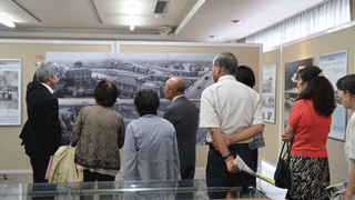 展示解説を受ける来場者（笠岡市）