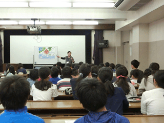 奥坂小学校での講話の様子