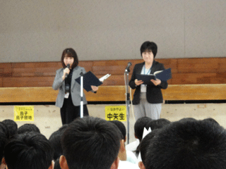 妻南小学校での朗読会の様子