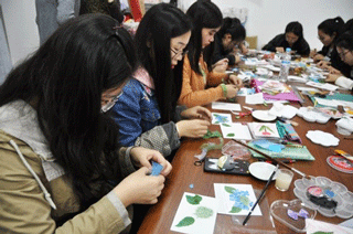 中国の学生による和紙ちぎり絵体験の様子