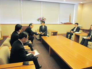 日本政府に対する要請文の提出