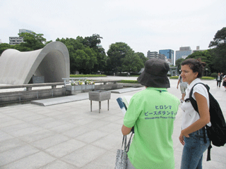 平和記念公園を見学するインターン