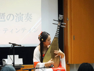 ティンティンさんによる中国琵琶の演奏