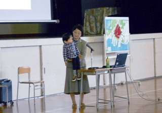 腹話術を取り入れて講話を行う古賀さん