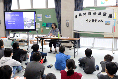 被爆体験伝承者の話に耳を傾ける子どもたち